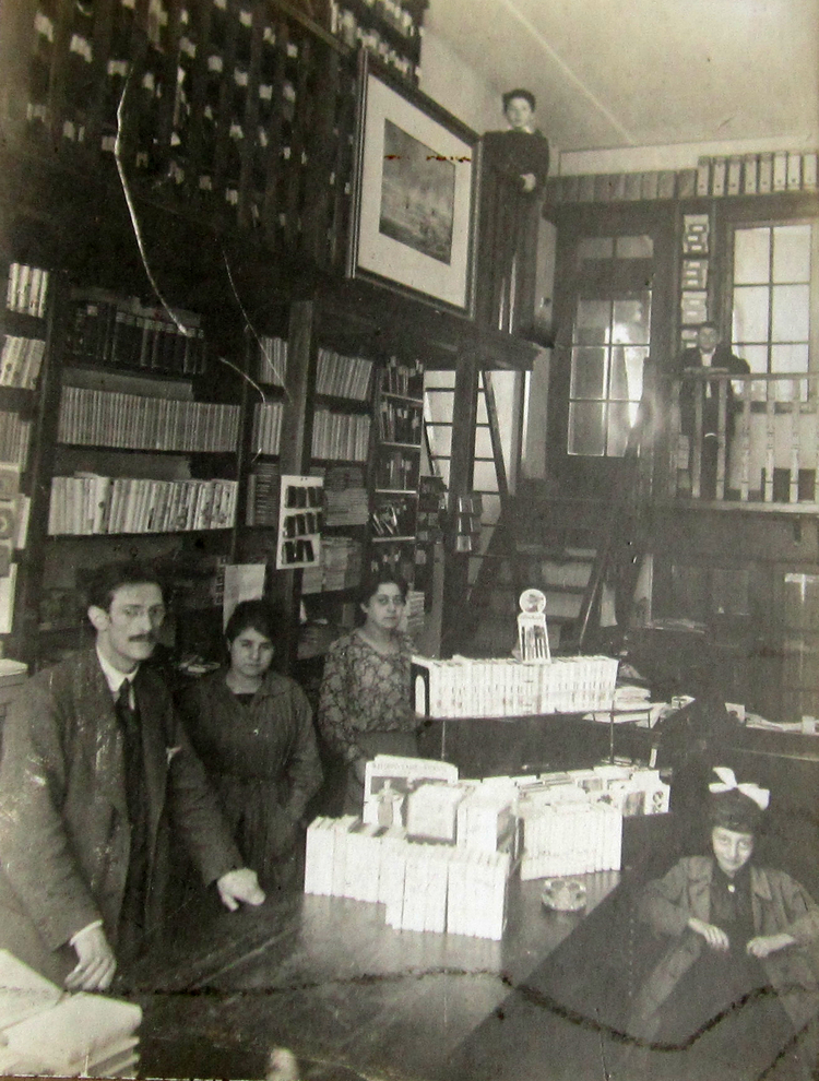 Middenweg 55 Boek- en Papierhandel I.Okker  - ± 1910 ... .<br />Foto: Angèle Okker © 