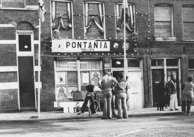 De Wagenaarstraat Clubgebouw van 'Pontania" in de Wagenaarstraat 142.<br />Foto uit 1974, kort voor de sanering van de buurt genomen. 