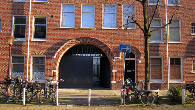 Toegang naar de school in de Smitstraat nr. 39 - 2014 .<br />Foto: Jo Haen 