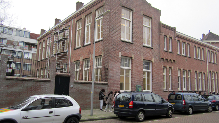De voormalige Gouden Leeuw Kleuterschool gezien vanuit de Domselaerstraat - 2014 .<br />Foto: Jo Haen 