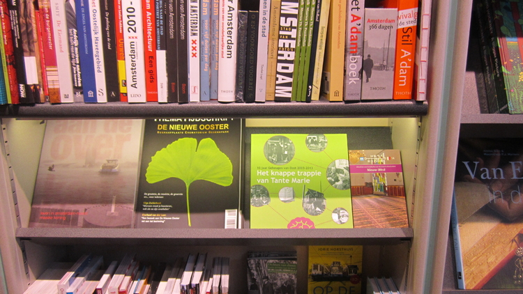 Het boek ligt bij Linnaeus Boekhandel in de winkel - Middenweg 29  <p>.<br />
<em>Foto: Jo Haen ¨©</em></p>