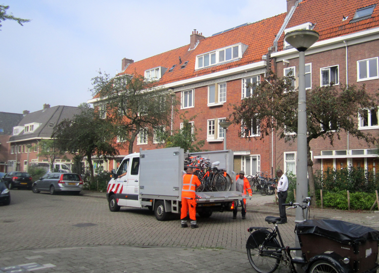 De fietswrakken worden in de Newtonstraat op een aanhangwagen geladen - 2014 ... .<br />Foto: Jo Haen 