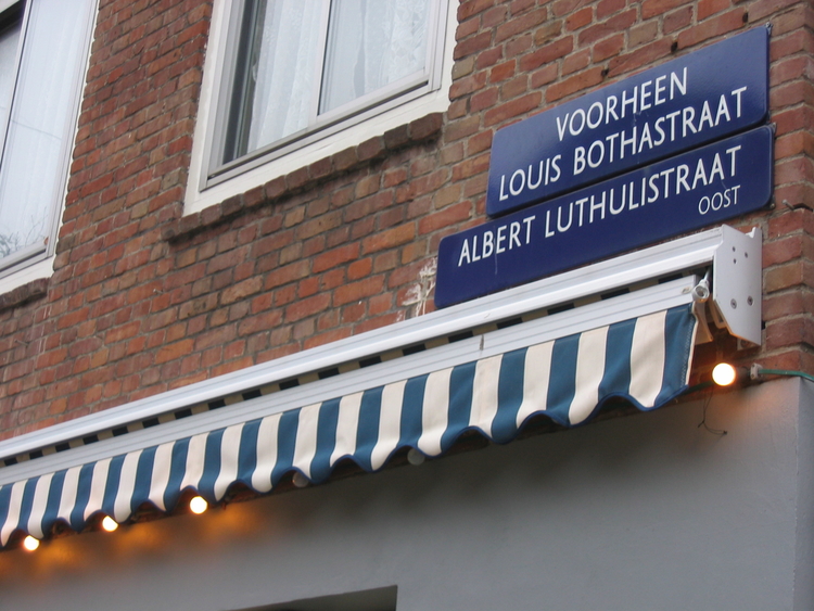  Er was een soepwinkeltje hoek Louis Bothastrrat Er was een snoepwinkeltje op de hoek Louis Bothastraat en Krugerplein(foto 2004) 