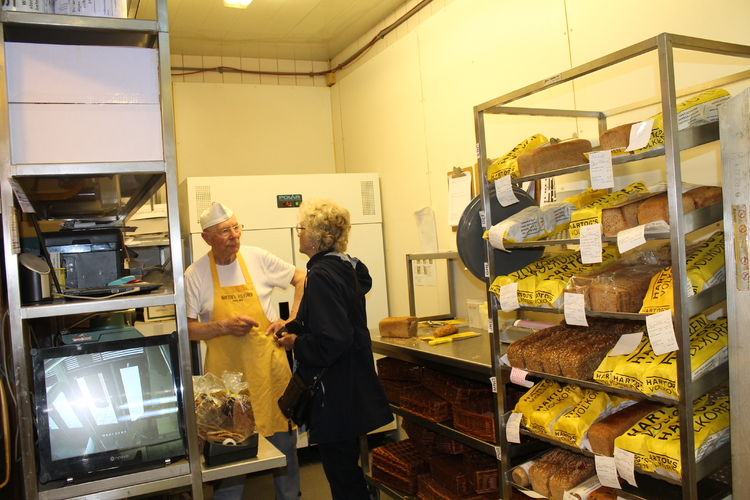 In de bakkerij in gesprek met Wim Hartog, 92 jaar, en still going strong! .<br />Foto: Jo Haen 