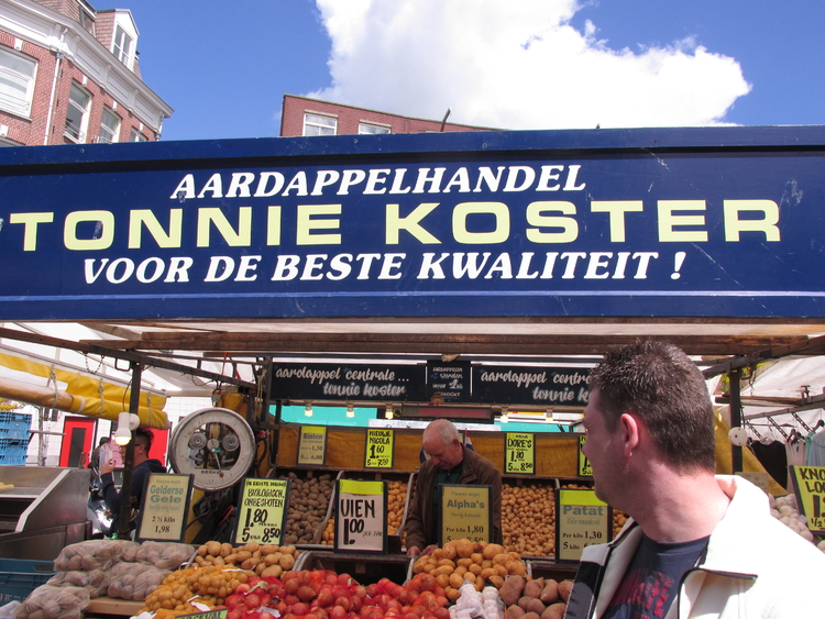 Tonnie Koster en zijn familie zijn al jaren jaren op de Dappermarkt te vinden uniek al die aardappel soorten 