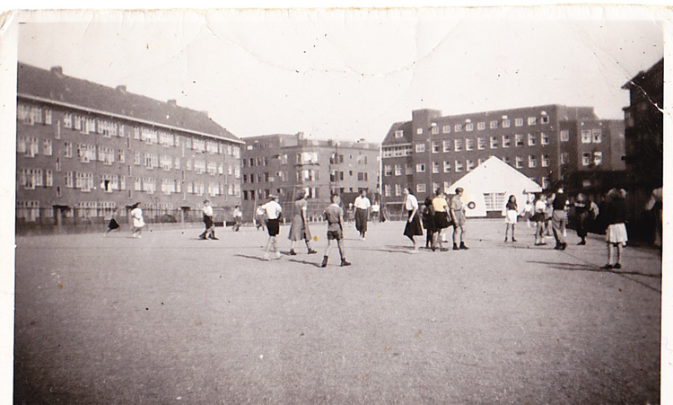 Speeltuin Joubertstraat Deze foto is ook uit ongeveer 1938.<br />Bron: privé archief Elisabeth De Boer-Suesan. 