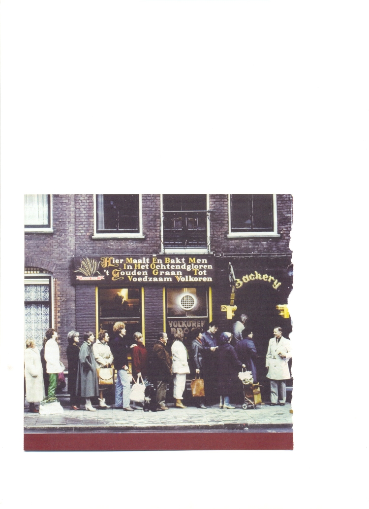 in de rij wachten In de 70-er jaren staan de klanten al in de rij voor de bakker.Foto overgenomen uit het boek "Volkorenbrood". 