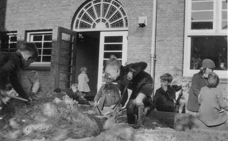  In de zandbak van de kleuterschool in de Fizeaustraat waar in mei 1940 de Duitse veldkeuken voor de deur stond. 