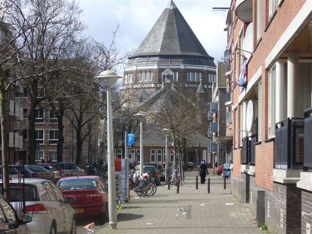 De Gerardus Majellakerk op het Ambonplein op de achtergrond.  
