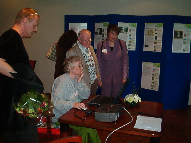Geheugenstoel praktijk van de geheugenstoel Kastanjehof (14 april 2005): Bezoekers zitten achter de computer te kijken naar de site van Het Geheugen van Oost 