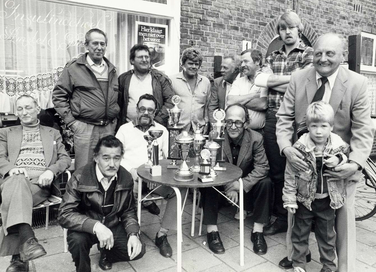 Insulindeweg 01 - 1985 Leden van een hengelsportclub op de stoep voor Café Insulindehoek.<br />.<br /><br />Foto: Beeldbank Amsterdam// 