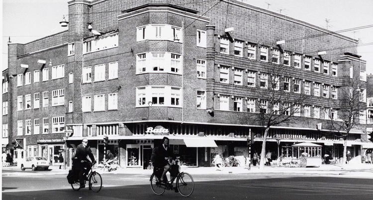 Insulindeweg 135 links ingang Molukkenstraat - 1972 .<br />Foto: Beeldbank Amsterdam 