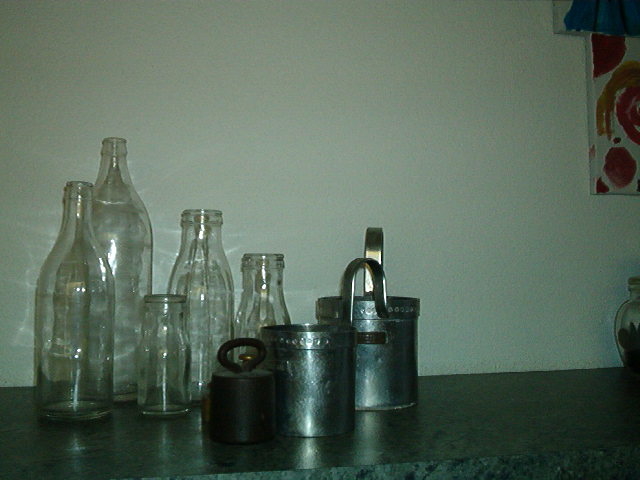  Het echtpaar Groot heeft nog een paar oude melkflesjes en maatbekers (waarmee de losse melk werd afgepast) bewaard.Foto januari 2009 