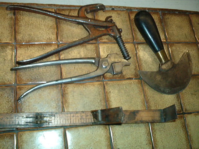 Het gereedschap van grootvader Op deze foto(januari 2009) zijn zichtbaar , een tang om knoopjes op schoenen te zetten, een schuifmaat om voeten te meten,een mes om de zolen te bewerken 
