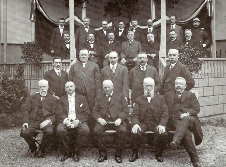 Feestcomité voor de herdenking van de onafhankelijkheid in 1913. Bovenaan geheel rechts hoofdinspecteur J.Biere. Op de eerste rij in het midden burgemeester J.W.de Wit.  