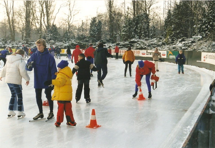  Winter 2000. Winter 2000: schaatsles voor kinderen tijdens intensiefcursus in de Kerstvakantie. Jo Haen staat erbij met kleindochter Marit.<br />Foto: Jo Haen 