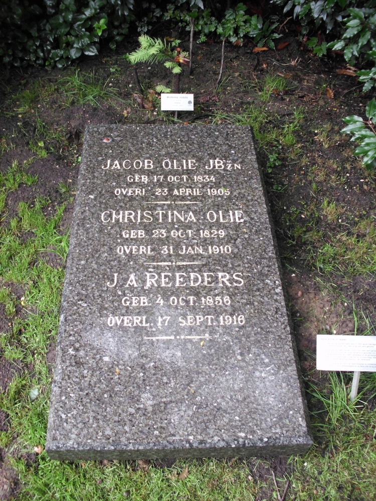 De grafsteen van Jacob Olie, fotograaf, bekend van zijn vele prachtige Amsterdamse foto's.  