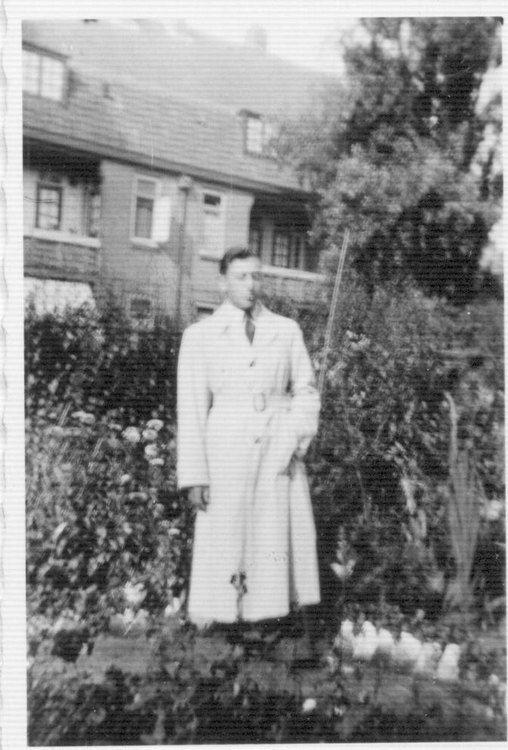 Ies Jacobs in de achtertuin van de Kraaipanstraat. De foto is van kort voor de oorlog, Ies bevindt zich hier in de achtertuin van de woning in de Kraaipanstraat. De foto is uit het persoonlijk archief van Ies Jacobs. 