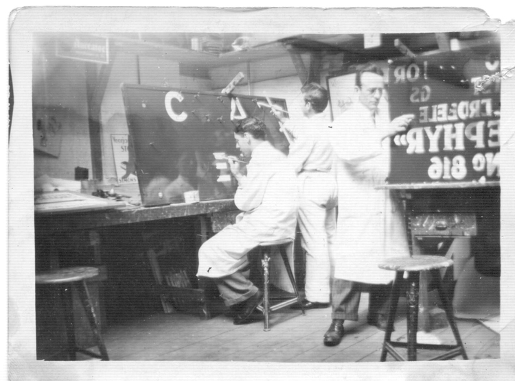   <p>De foto is van 1939, afgebeeld is de werkplaats van de Firma Kool & Co.<br />
De foto is uit het persoonlijk archief van Ies.</p>