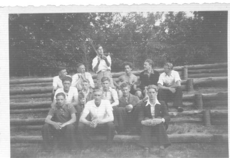 Ies, met viool, op de Paasheuvel. Deze foto is van kort na het begin van de Tweede Wereldoorlog. Ies werkte met andere vrijwilligers van het AJC om mensen onderdak te bieden. Deze foto is afkomstig uit het persoonlijk archief van Ies Jacobs. 