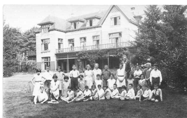 Mijn klas op het schoolkamp in Renkum Mijn klas met meester Reinders voor het "Vacantie Kinderhuis" te Renkum op 29 augustus 1932. De foto is afkomstig uit het persoonlijk archief van Ies Jacobs. 