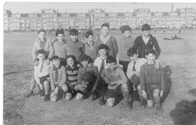 Mijn voetbalclubje. De foto dateert van 1931 (3 april) en is gemaakt 'op Trompenburg'. Afgebeeld zijn Ies en zijn voetbalvrienden. De foto is uit het persoonlijk archief van Ies Jacobs. 