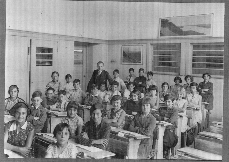 Klassenfoto van de Christiaan de Wetschool. De foto dateert van ongeveer 1930, afgebeeld is de klas van Ies met meester Reinders. De foto is uit het persoonlijk archief van Ies Jacobs. 