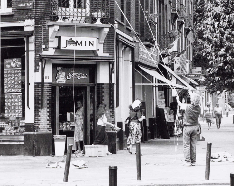 Sumatrastraat 34 rechts naast Jamin - 1982 .<br />Foto: Beeldbank Amsterdam 