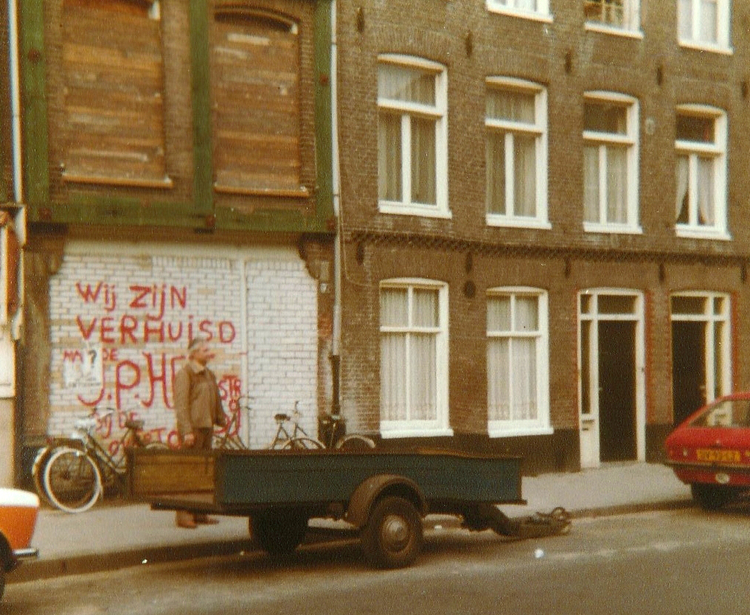 Jan Touw voor de vroegere melkwinkel - 1977 .<br />Foto: Jan Touw 