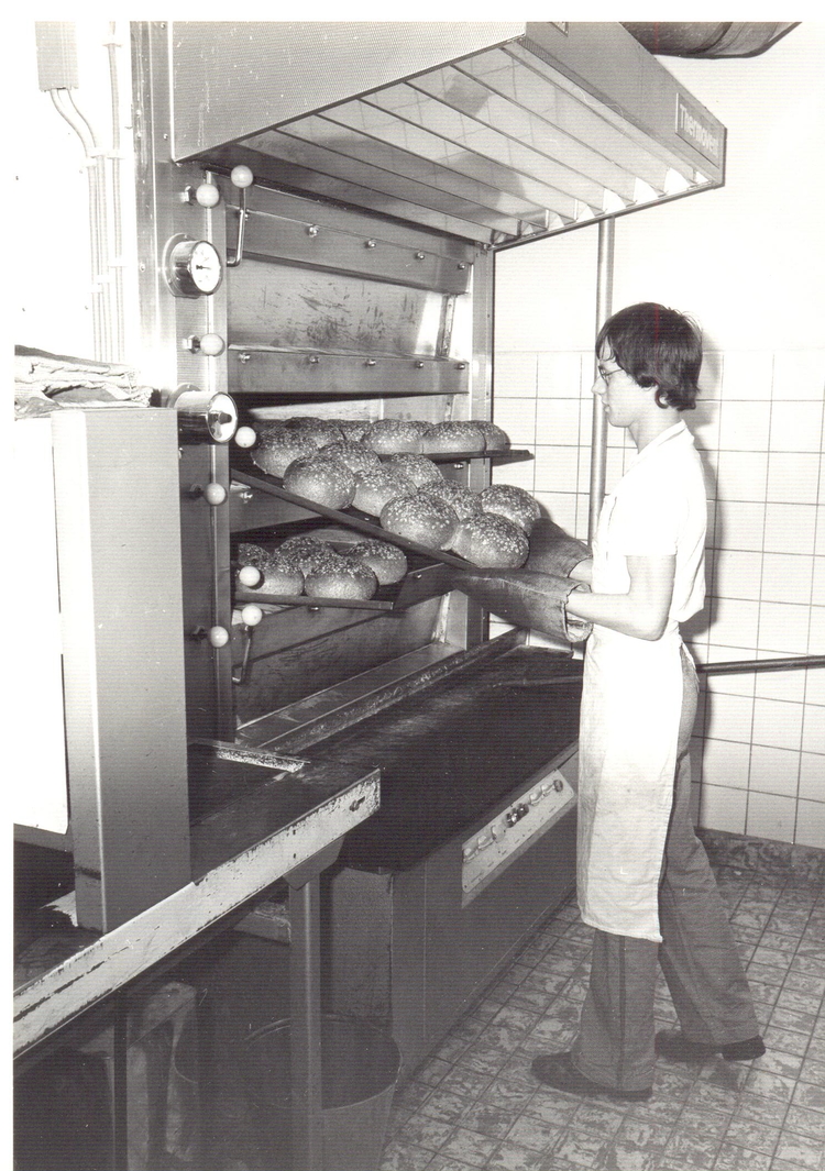  Jan als 20-jarige in de bakkerij van zijn vader. Willem Beukelszstraat 35/hoek Wakkerstraat. (1976) 