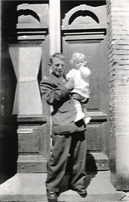  Jannie met haar vader voor hun huis op de 2e van Swindenstraat 55 beletage. 