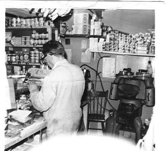 Vader aan het werk Jan van den Bosch aan het werk in zijn winkel. 