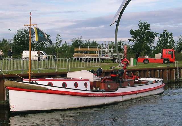  Brandweerboot de Jan van der Heijden I in de haven van Huizen (Noord Holland) tijdens de vlootdagen (zomer 2004). 