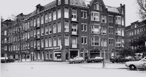 Javaplein 23 - Repa is op de hoek - 1973 .<br />Foto: Beeldbank Amsterdam .<br />Repa .heeft op Javaplein 23 gezeten van 1946/1947 tot 01.12.1973<br />.<br />Foto: Beeldbank Amsterdam 