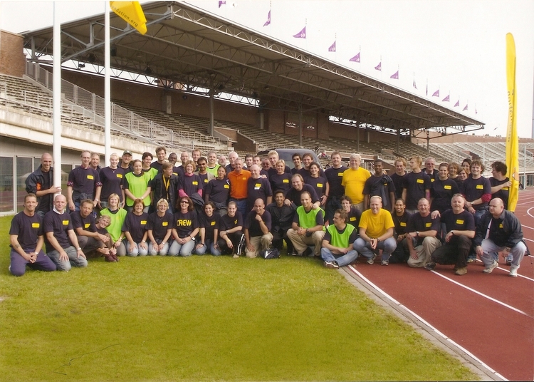De vrijwilligers samen met Johan op de foto in het Olympisch Stadion - 2007 .<br />Foto: Eigendom Jo Haen 