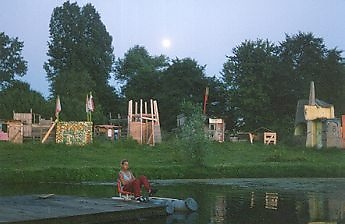 Vijftig jaar later is jeugdland aan de Valentijdnkade een officieel speeltuin, waar nog altijd hutten worden gebouwd, maar nu door jongens én meisjes.  