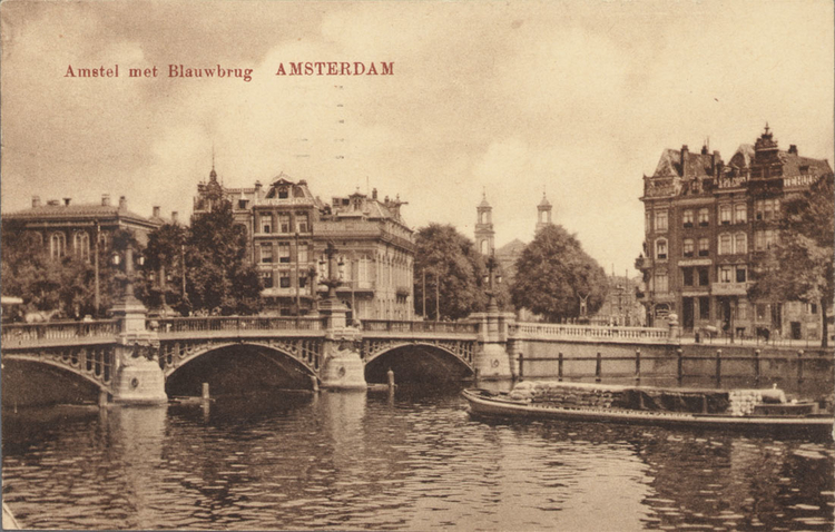 De Blauwbrug Dit is een foto met de Blauwbrug, gezien vanuit de woning aan de Amstel, hoek Amstelstraat. Bron: Collectie Joods Historisch Museum, Amsterdam (collectie J. van Velzen). 