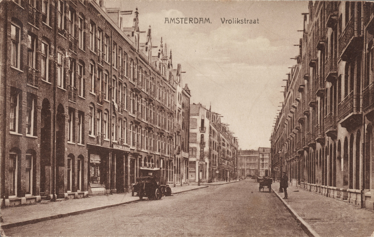 Vrolikstraat. Prentbriefkaart van de Vrolikstraat in Amsterdam-Oost, circa 1930.<br />Bron: Collectie Joods Historisch Museum, Amsterdam (collectie J. van Velzen). 
