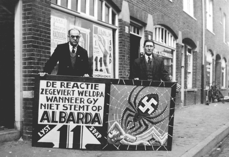 Verkiezingstijd/strijd. Propagandamateriaal van de SDAP, gemaakt door Elie Smalhout en Meijer Bleekrode, 1936. Bron: Collectie Joods Historisch Museum, Amsterdam. 