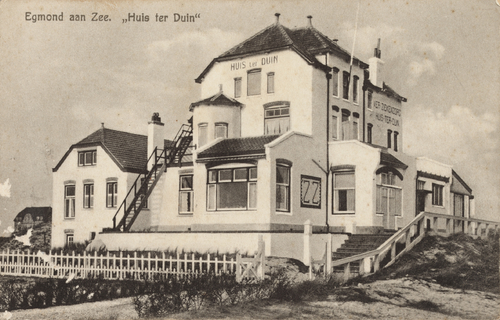 Dochter Eva is in dit kuuroord geweest. Prentbriefkaart van het kinderherstellingsoord "Huis ter Duin" in Egmond aan Zee, ca. 1930. Van de Vereniging Ziekenzorg (Z.Z.).<br />JHM, Collectie Jaap van Velzen. 