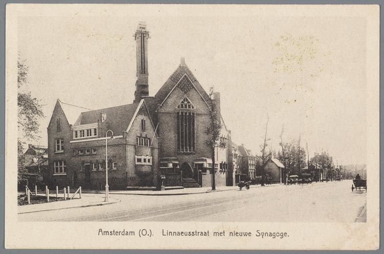 Linnaeusstraat 'met nieuwe synagoge'.  <p>Prentbriefkaart van de synagoge in de Linnaeusstraat in Amsterdam, ca. 1929<br />
Maker: uitgever: Weenenk & Snel. Bron: Joods Historisch Museum, Amsterdam. Uit de collectie van Jaap van Velzen.</p>