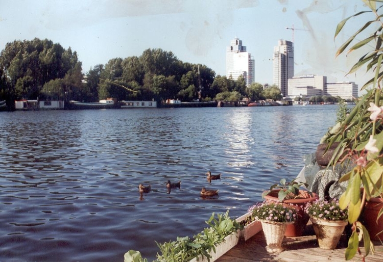 Joan Muyskenweg Uitzicht van de woonboot aan de Amstel, de plek waar Alice altijd al wilde wonen (2001). 