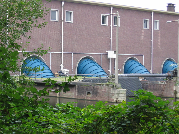 Het grote rioolgemaal (2011). Via de blauwe buizen wordt (werd) het rioolwater via syphonsluizen weggepompt.<br />Bron: F.Slicht. 