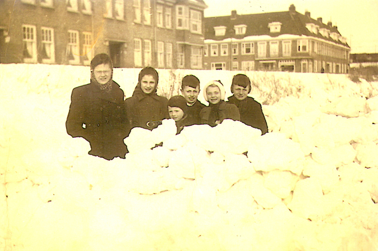 Joh. v.d. Waalsstraat  in de sneeuw met o.a. Reina - ± 1945 .<br />Foto: Reina Schuurman 