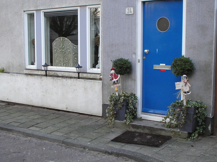  Sikkelstraat 24 anno 2006. De mooie houten voorkant is veranderd in een stenen muurtje. (foto Jo Haen) 