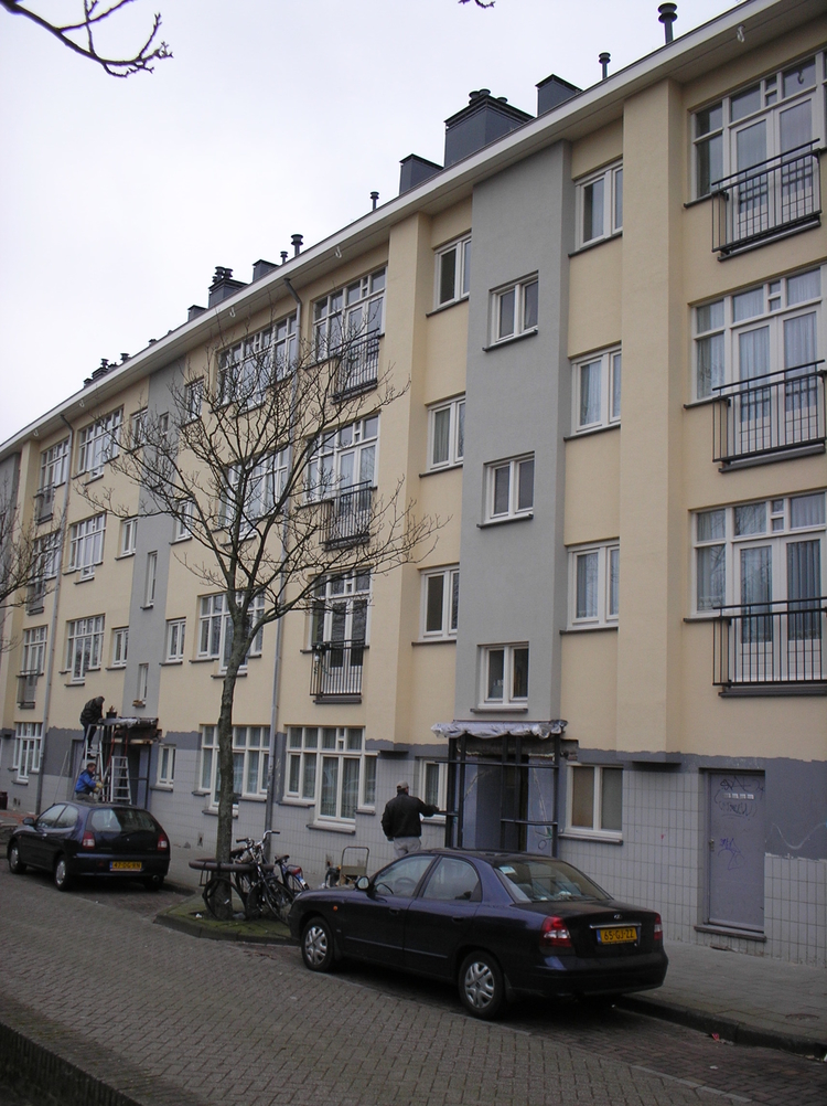 Facade Tugelaweg 95 — 99, Amsterdam De Tugelaweg anno 2006. Waar de voorste man staat is het pand 97. Fred woonde op 3-hoog. (Foto: Jo Haen) 