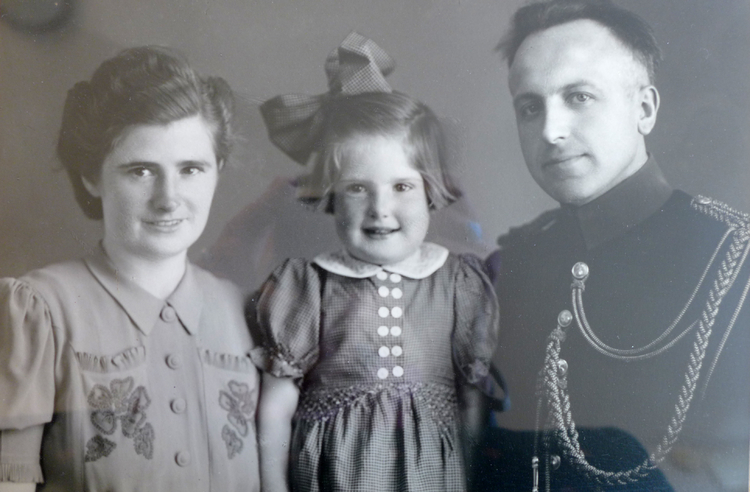 Het jonge gezin Bakker. Het jonge gezin Bakker in 1942 met Nel Bakker links. Foto van foto: Ans van de Scheur. 