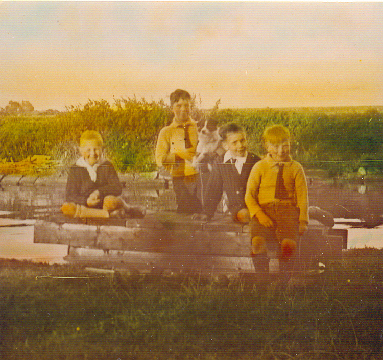 Jongens De Koning en Visser Jan en Henk de Koning met de 2 zonen van dhr.Visser in de tuin van het Gemeenlandshuis.<br />(foto Henk de Koning) 