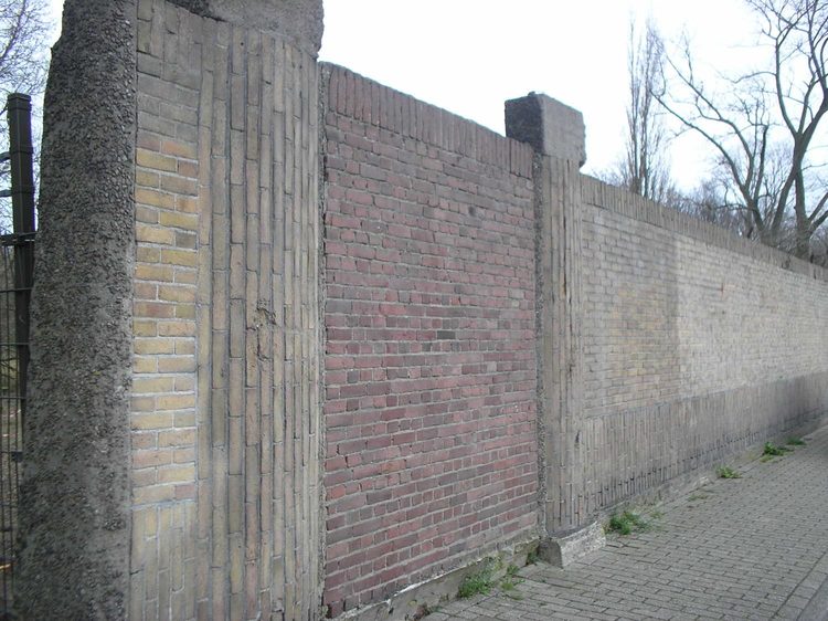 De muur van de Joodse begraafplaats Zeeburg aan de Valentijnkade. Duidelijk is de dichtgemetselde ingang te zien. Er is een nieuwe toegangspoort aangebracht, die 1 juli 2012 officieel zal worden geopend.  