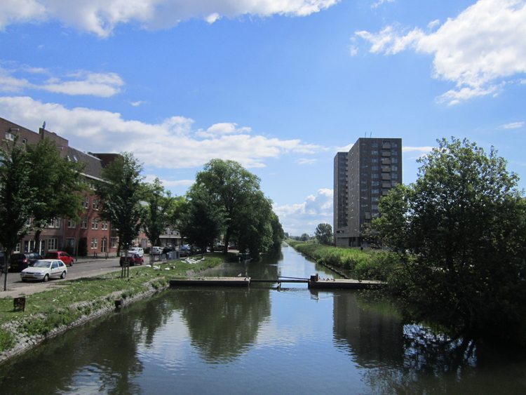 Links de Valentijnkade, rechts de Oosterringdijk, gezien vanaf de Hartmanbrug in de Molukkenstraat.  